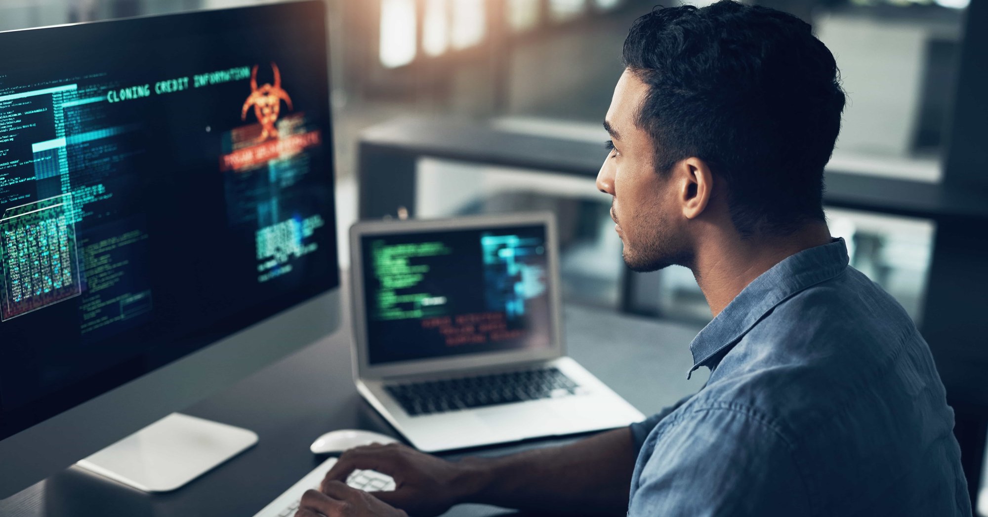 man using a computer_599101942