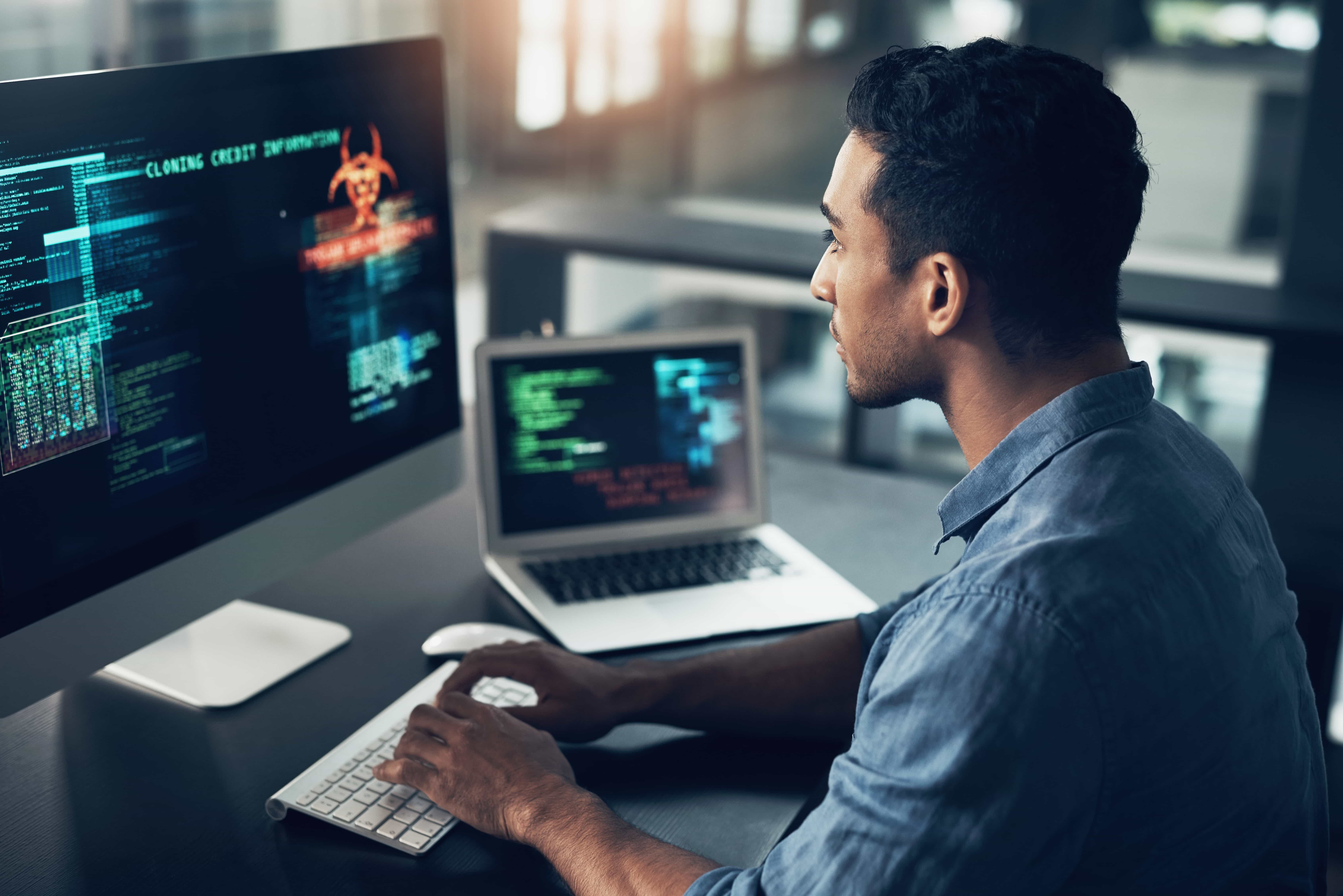 man using a computer_599101942